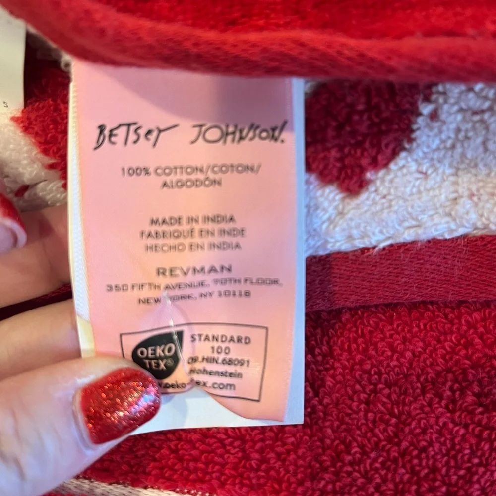 Set of 2 Christmas Valentines Betsey Johnson Red and White Bow Bath Towel Set